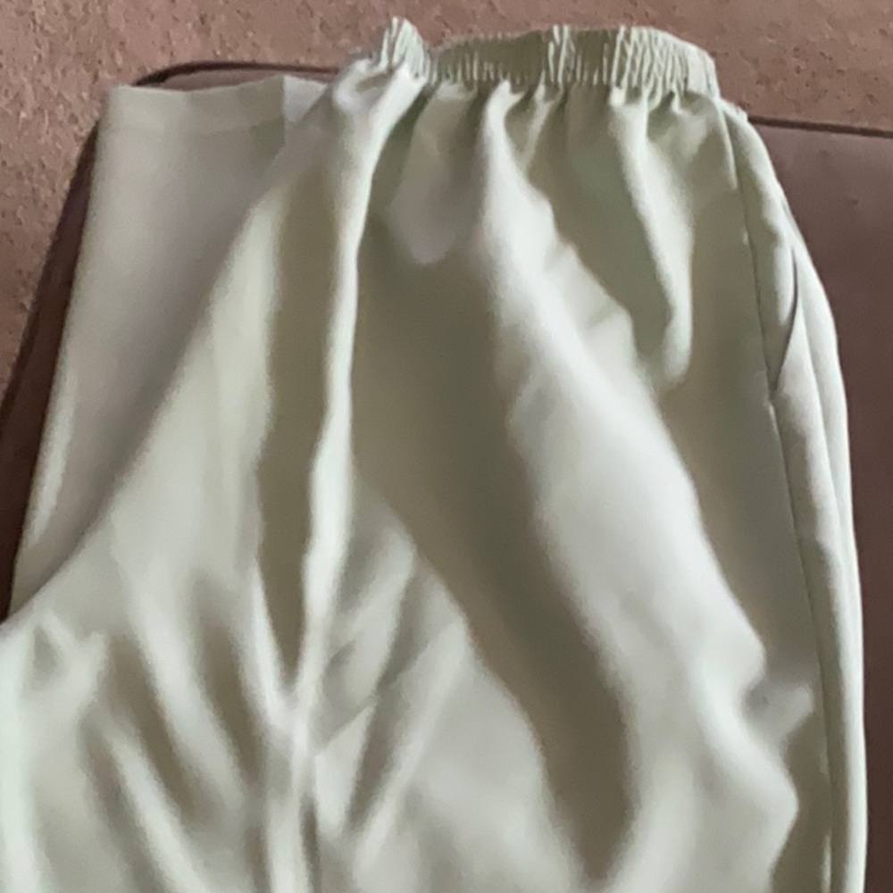 🥳 5/25.00 - light green slacks
